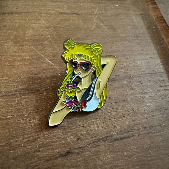 Sailor Moon Enamel Pin - Picture 2 of 2